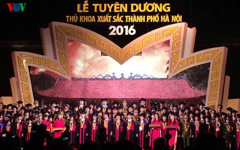 Hà Nội tuyên dương các thủ khoa xuất sắc năm 2016 - ảnh 1